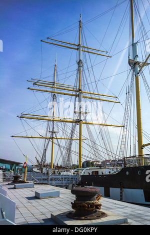 La Tall Ship Glenlee legata a un ormeggio sul fiume Clyde adiacente al Riverside Museum di Viaggio e trasporto di Glasgow. Foto Stock
