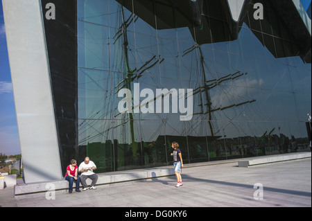 Un imponente vista frontale del Riverside Museum Glasgow con un riflesso dell'adiacente ormeggiato a tall ship il Glenlee Foto Stock