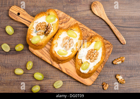 Bruschette con italiani formaggio gorgonzola su una tavola di legno Foto Stock