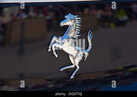 Cavallino rampante il badge sul lato nero della Ferrari auto sportive Foto Stock