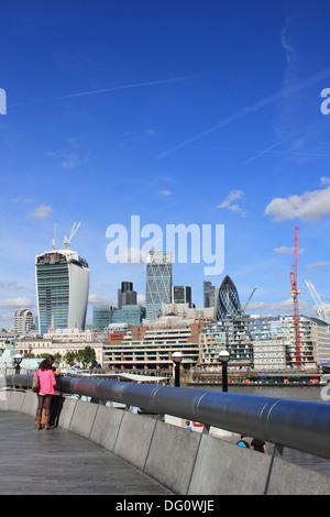 L e Walkie-Talkie Grattuggia formaggio di moderni edifici sullo skyline della città di Londra, Inghilterra, Regno Unito. Foto Stock