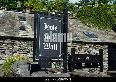 Segno al di fuori del foro in t' pub parete in Bowness, Parco Nazionale del Distretto dei Laghi, Cumbria, England Regno Unito Foto Stock