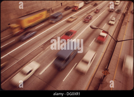 Il George Washington Bridge, che attraversa il fiume Hudson da Upper Manhattan al New Jersey, è uno dei ponti più trafficati degli Stati Uniti, visto qui con traffico intenso. Foto Stock
