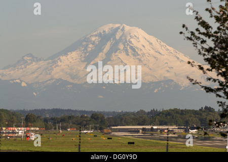 Mount Rainier oltre King Paese Aeroporto Internazionale (Boeing Field), Seattle, WA Foto Stock