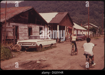 RAND, WV., con gran parte della sua popolazione vive in condizioni di povertà, ha molte strade non asfaltate, substandard case, e JUNKED... 551001 Foto Stock