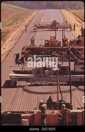 Questa immagine mostra aste in acciaio realizzate con automobili tritate utilizzate come rinforzo per la costruzione di una sezione dell'Interstate 55, a nord di Durant. L'uso di materiali riciclati nei progetti infrastrutturali mette in evidenza le innovazioni nell'edilizia sostenibile. Foto Stock