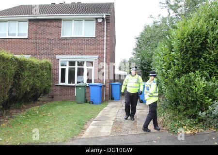 Mansfield, Nottinghamshire. Xi ott. 2013. Al di fuori di polizia 2 Blenheim vicino, Forest Town, i resti di due corpi sono stati scoperti dalla polizia nella struttura giardino sul retro di ieri (giovedì 10 ottobre 2013). Credito: Deborah Vernon/Alamy Live News Foto Stock