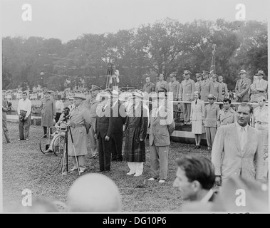 Fotografia del Presidente Truman a parlare davanti a un microfono durante la sua revisione del 442nd Nisei Regimental Combat... 199394 Foto Stock