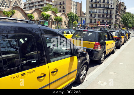 Vista dei taxi di fronte alla Sagrada Familia a Barcellona, Spagna, 13 maggio 2013. Fotoarchiv für ZeitgeschichteS.Steinach Foto Stock