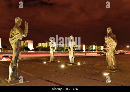 Il Brasile, Brasilia: vista notturna dei quattro evangelisti a piazza del Duomo Foto Stock