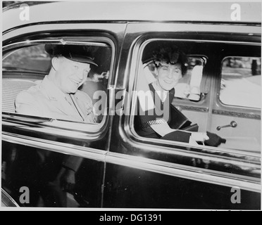 Questa fotografia cattura il generale Dwight D. Eisenhower e sua moglie, Mamie Eisenhower, sorridendo insieme nel retro di una limousine. Riflette i loro momenti personali al di fuori delle formalità della vita pubblica durante la sua presidenza. Foto Stock