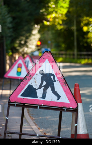 Lavori in corso in un paese lane, Shifnal, Shropshire, Inghilterra Foto Stock