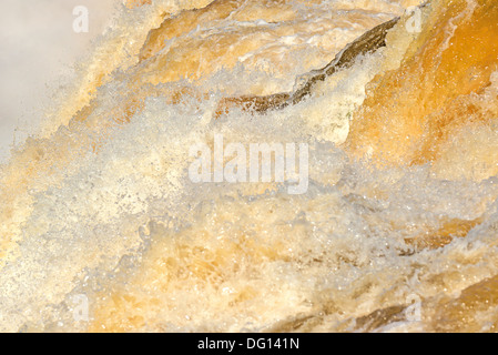 Acqua turbolenta di close-up di Iguassu Falls nel Parco Nazionale di Iguassu Foto Stock