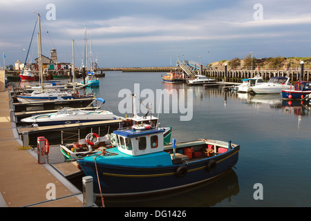 Girvan harbour con piccole barche da pesca e le imbarcazioni da diporto private legato fino alla banchina del porto, Ayrshire, in Scozia, Regno Unito Foto Stock