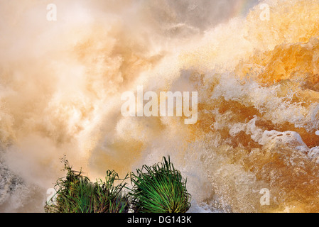 Argentina, Brasile, Iguassu Falls, acqua turbolenta Foto Stock
