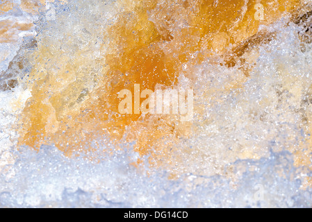 Acqua turbolenta di close-up di Iguassu Falls nel Parco Nazionale di Iguassu Foto Stock