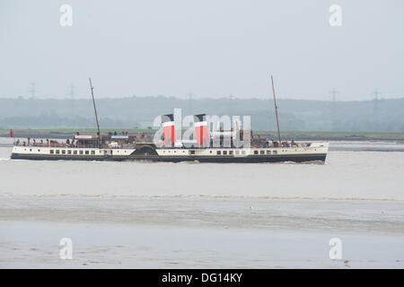 East Tilbury, Essex, Regno Unito. 11 ottobre 2013. Il Waverley, di tutto il mondo lo scorso ocean andando battello a vapore fa il suo modo in passato la storica Casa Carbone Fort a East Tilbury, Essex. La Waverley è sul suo ultimo fine settimana nel Tamigi prima di ritornare in Scozia dove ella è basato. Hardy passeggeri subito il deck per il suo cammino da Southend Pier a Gravesend nel Kent. Credito: Allsorts Stock Photo/Alamy Live News Foto Stock