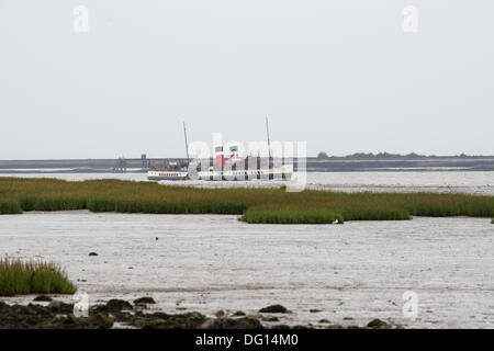 East Tilbury, Essex, Regno Unito. 11 ottobre 2013. Il Waverley, di tutto il mondo lo scorso ocean andando battello a vapore fa il suo modo in passato la storica Casa Carbone Fort a East Tilbury, Essex. La Waverley è sul suo ultimo fine settimana nel Tamigi prima di ritornare in Scozia dove ella è basato. Hardy passeggeri subito il deck per il suo cammino da Southend Pier a Gravesend nel Kent. Credito: Allsorts Stock Photo/Alamy Live News Foto Stock