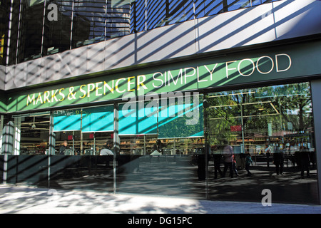 Marks & Spencer semplicemente cibo a più luogo di Londra SE1, Southwark, Londra, Inghilterra, Regno Unito. Foto Stock