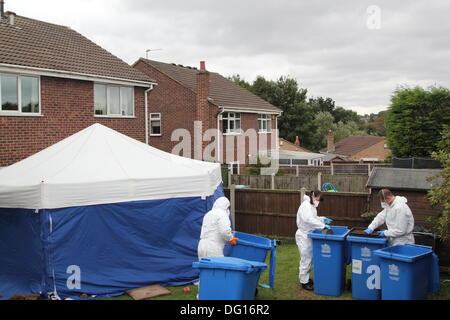 Mansfield, Nottinghamshire. Xi ott. 2013. Attività di polizia nel giardino sul retro di 2 Blenheim vicino, Forest Town, Mansfield, Nottinghamshire dopo la scoperta dei resti di due corpi che sono stati scoperti dalla polizia ieri (giovedì 10 ottobre 2013). Credito: Deborah Vernon/Alamy Live News Foto Stock