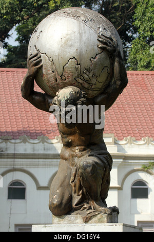 Statua di Atlas nel giardino zoologico in Kolkata, India Foto Stock