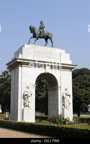 Statua di Re Edoardo, ingresso sud alla Victoria Memorial Hall, Kolkata, India Foto Stock