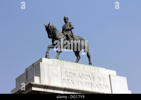 Statua di Re Edoardo, ingresso sud alla Victoria Memorial Hall, Kolkata, India Foto Stock