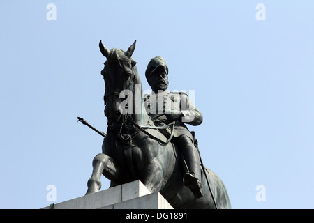 Statua di Re Edoardo, ingresso sud alla Victoria Memorial Hall, Kolkata, India Foto Stock