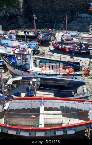 Barche spiaggiata nel porto, Coverack, Cornwall Foto Stock