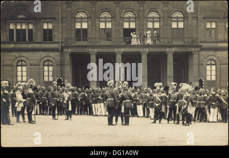 Foto Ak Kaiser Guglielmo II im Hof umgeben von Soldaten, sfilata; Foto Stock