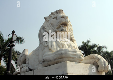 Antica statua di Lion in sfondo cielo al memoriale della Victoria Gate, Kolkata, India. Foto Stock