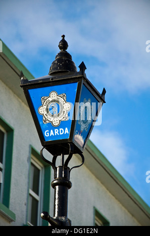 Forze di polizia dello stato dell'Irlanda Irish Garda Síochána luce al di fuori della stazione Foto Stock