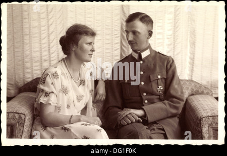 Foto Ak Karoline zur Lippe, Graf von Kanitz in uniforme; Foto Stock