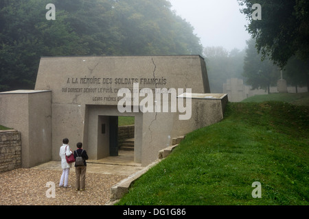 Prima guerra mondiale una memorial Tranchée Des Baïonnettes / scavo delle baionette a Douaumont, Lorena, WWI battaglia di Verdun, Francia Foto Stock