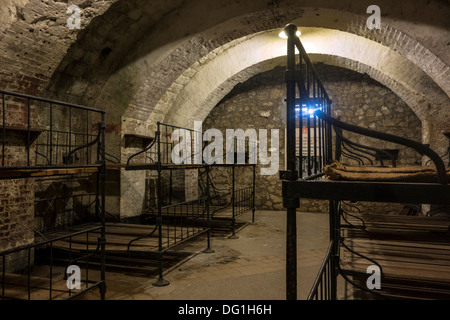 Dormitori con letti a castello in metallo nella prima guerra mondiale un Fort de Vaux a Vaux-Devant-Damloup, Lorena, battaglia di Verdun, Francia Foto Stock