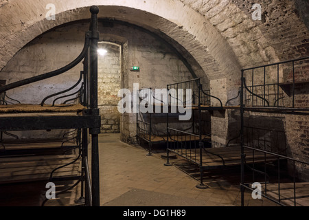 Dormitori con letti a castello in metallo nella prima guerra mondiale un Fort de Vaux a Vaux-Devant-Damloup, Lorena, battaglia di Verdun, Francia Foto Stock