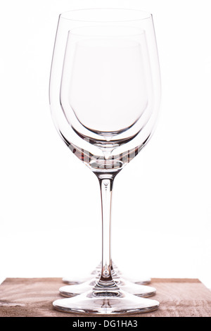 Tre wineglasses in una fila nella backglight Foto Stock