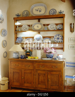 Raccolta di blue+le piastre bianche sui ripiani sopra pino antico comò nel paese francese sala da pranzo Foto Stock