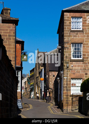 Vista della corsia nel villaggio di Cromford Derbyshire Dales Peak District Inghilterra UK guardando verso il post office e Scarthin Books shop Foto Stock