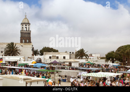 Mercato di Teguise, Lanzarote, Isole Canarie. Teguise era precedentemente la capitale dell'isola. Foto Stock
