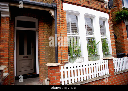 White Picket Fence nella parte anteriore della finestra di Edwardian townhouse Foto Stock