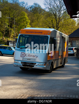 Derbyshire County Council biblioteca mobile autocarro parcheggiato nel villaggio di Cromford Derbyshire Dales Peak District Inghilterra REGNO UNITO Foto Stock