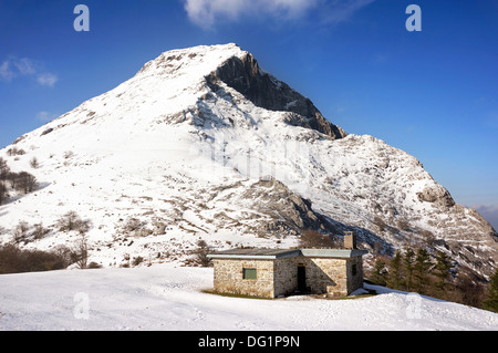 Paesaggio invernale con casa in montagna con la neve Foto Stock