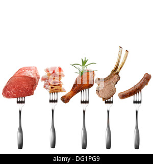 Assortimento di carne con forche isolato su bianco Foto Stock