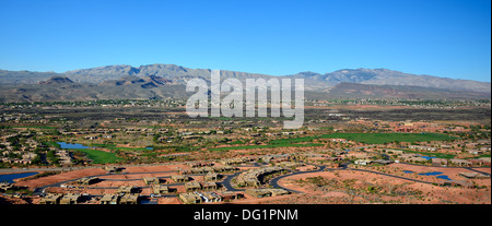 Vista panoramica della città di San Giorgio, situato lungo la valle del fiume nel sud dello Utah, Stati Uniti d'America. Foto Stock
