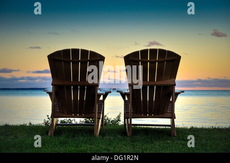 Due poltrone Adirondack sulle rive del lago Ontario New York Stati Uniti d'America Foto Stock