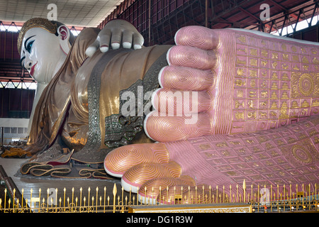 Close-up di Buddha reclinato, Pagoda Chaukhtatgyi, Yangon (Rangoon), Myanmar (Birmania) Foto Stock