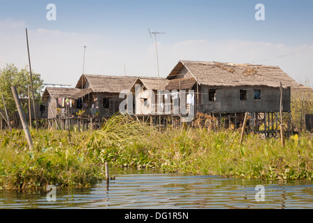 Lakeside case costruite su palafitte, Lago Inle, Stato Shan, Myanmar (Birmania) Foto Stock