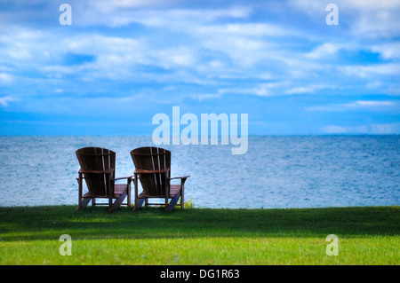 Due poltrone Adirondack sulle rive del lago Ontario New York Stati Uniti d'America Foto Stock
