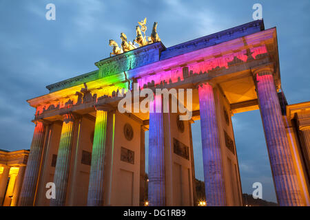 Berlino, Germania. Undicesimo oct, 2013. Il Festival delle luci di Berlino in Germania è un evento annuale ed è attualmente in corso fino al 20 ottobre 2013. Qui la Porta di Brandeburgo è illuminato in maniera colorata. Credito: Julie g Woodhouse/Alamy Live News Foto Stock